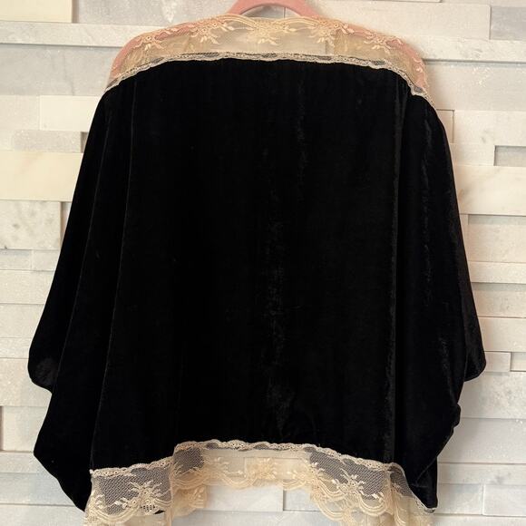 WILLOW & CLAY ANTHRO Short Black Velvet  Lace Open Front Kimono One Size Goth - Picture 2 of 4